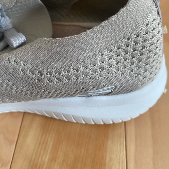 Deco lace stretch flat knit slip on with air cooled memory foam.
Size 8 US UK 38 - Picture 6 of 7